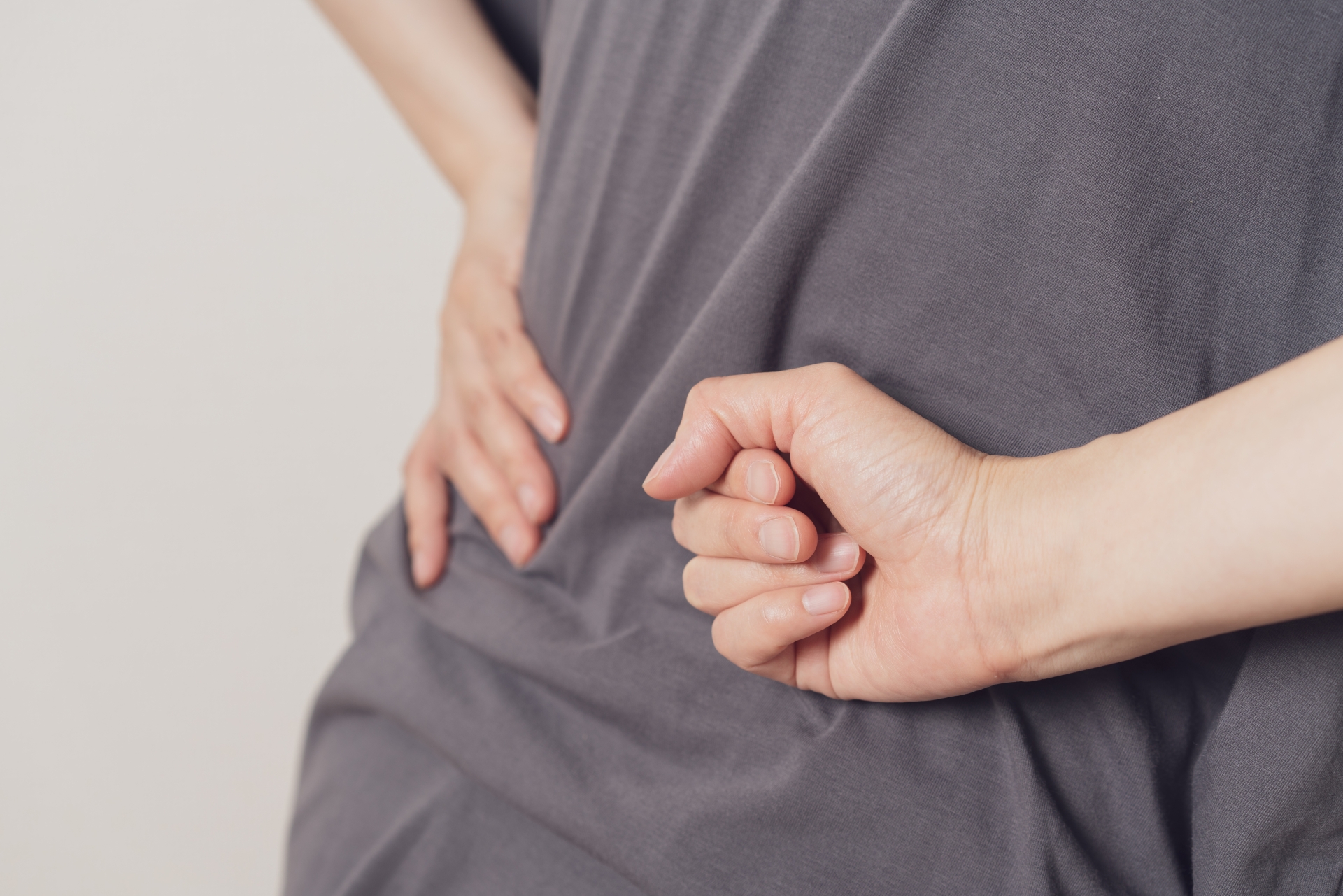 洗面所での毛染めで、腰を痛める女性
