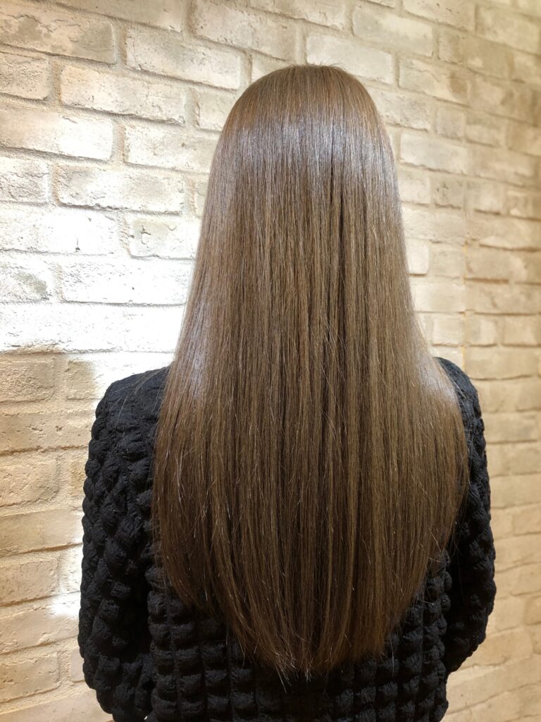 理想的なロングヘアの女性の後ろ姿。