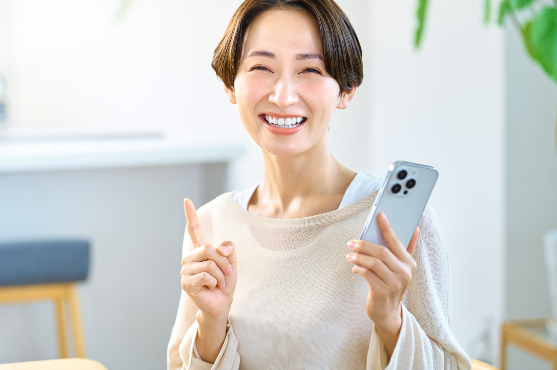節約できたことに微笑む女性。